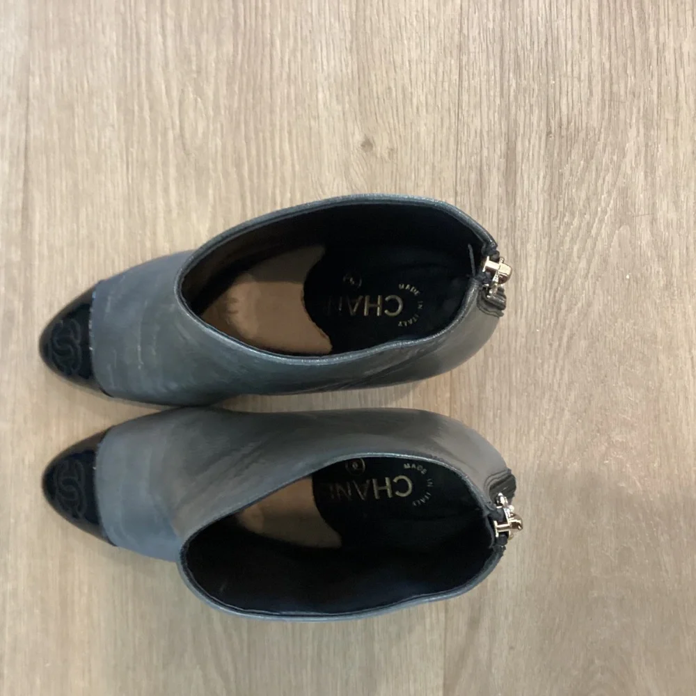 Chanel Black & Gray Patent Leather Interlocking CC Logo Ankle Boots Size 37.5